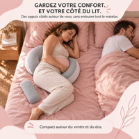 Future maman utilisant le coussin Portiboo sous le ventre et derrière le dos dans un lit partagé