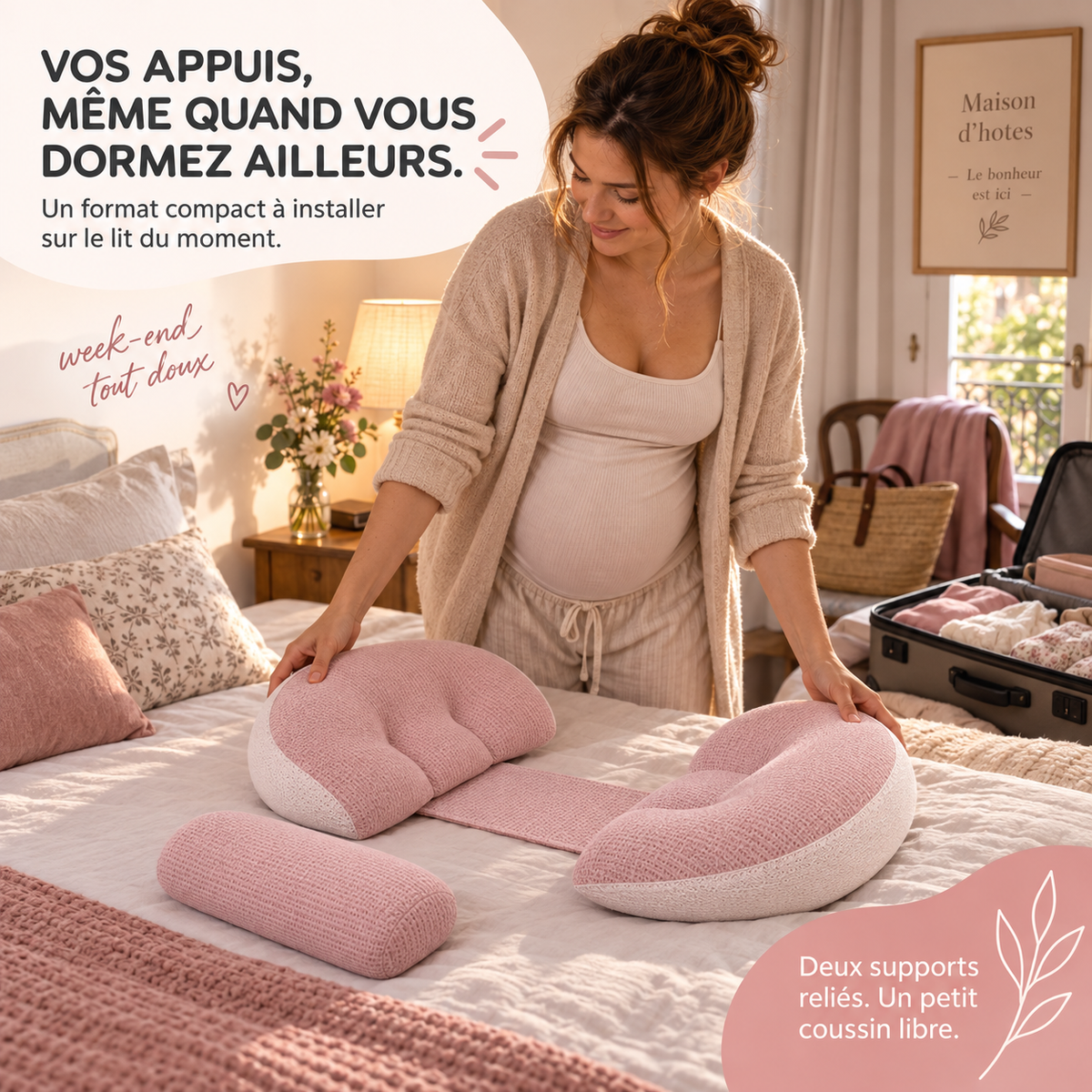 Future maman installant le coussin Portiboo rose poudré dans une chambre d’hôtes